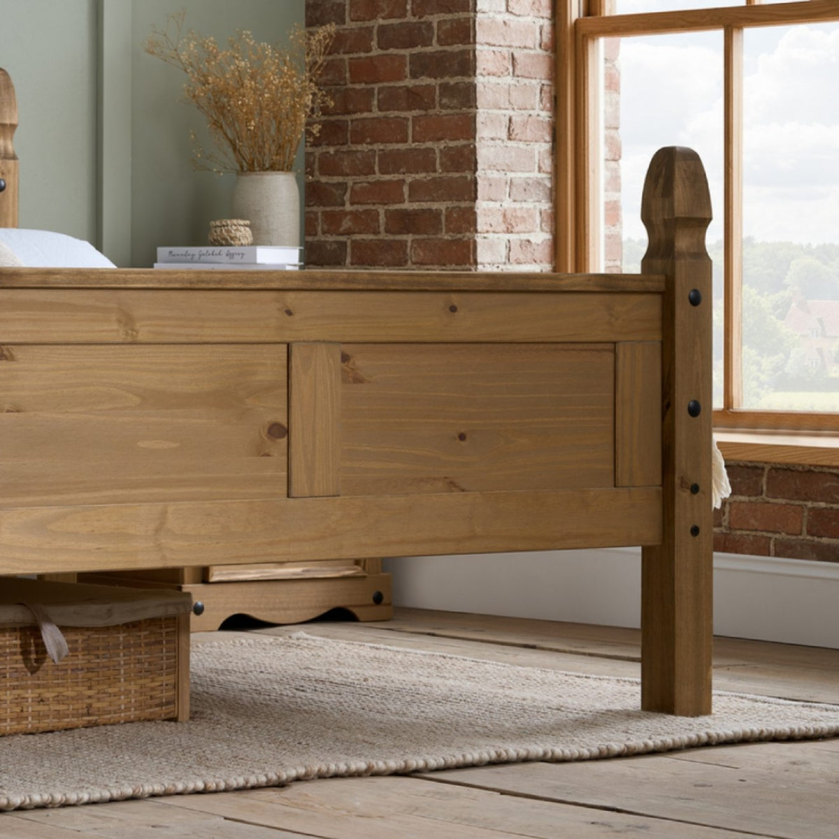2026 Corona High End Bed - Pine
