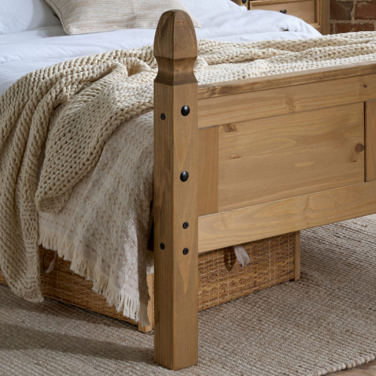 2026 Corona High End Bed - Pine